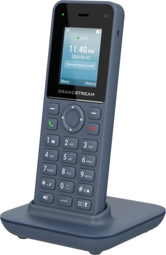 Grandstream WP816 – telefon WiFi VoIP – widok pod kątem z ładowarką.jpg