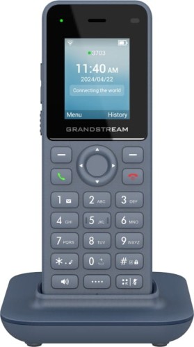 Grandstream WP816 – telefon WiFi VoIP – widok z przodu z ładowarką.jpg
