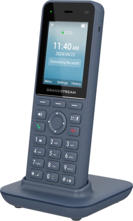 Grandstream WP826 – telefon WiFi VoIP – widok pod kątem z ładowarką.jpg