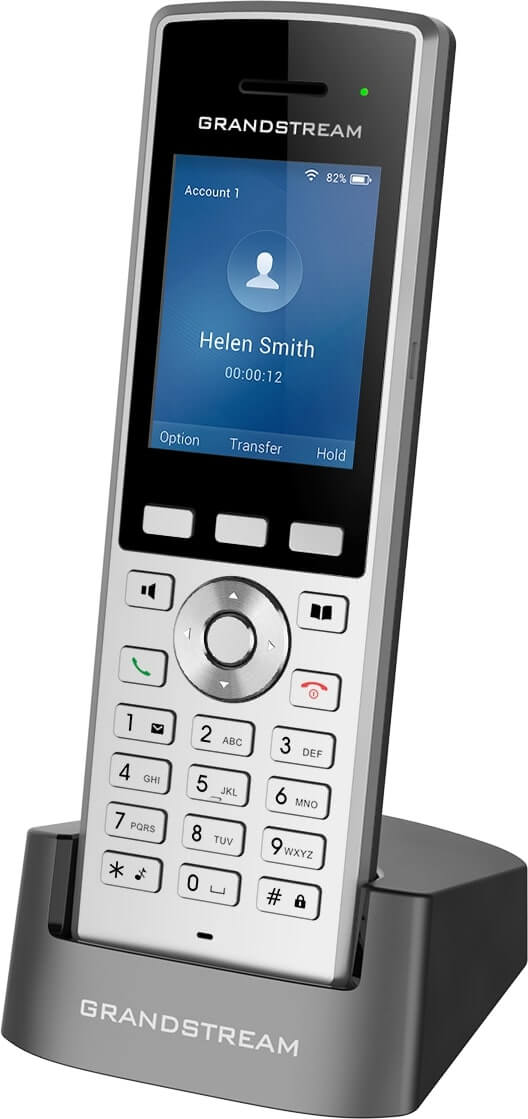 Grandstream WP822 – telefon WiFi VoIP – widok pod kątem z ładowarką.jpg