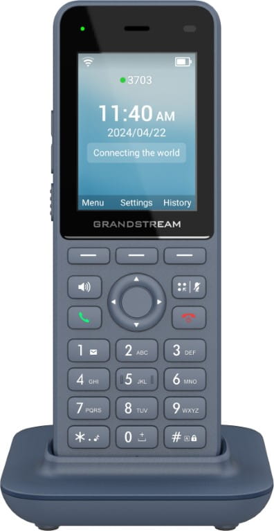 Grandstream WP826 – telefon WiFi VoIP – widok z przodu z ładowarką.jpg